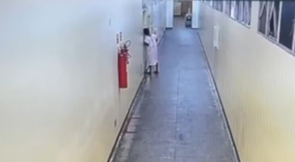 Paciente é flagrada furtando hospital no RN enquanto segura frasco de soro com remédios