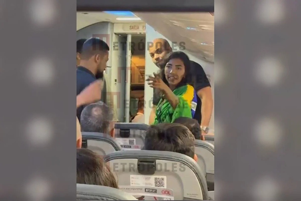 VÍDEO: Enrolada em bandeira do Brasil, mulher causa confusão e é retirada de voo