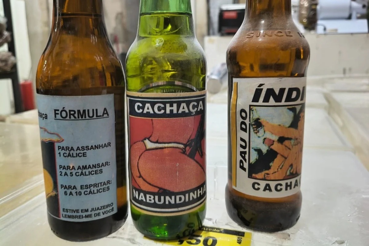 Cachaças “de piada” e bebidas com bichos dentro seguem à venda mesmo após mortes por metanol