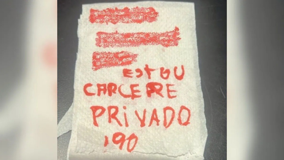 Mulher pede socorro em papel higiênico e é resgatada
