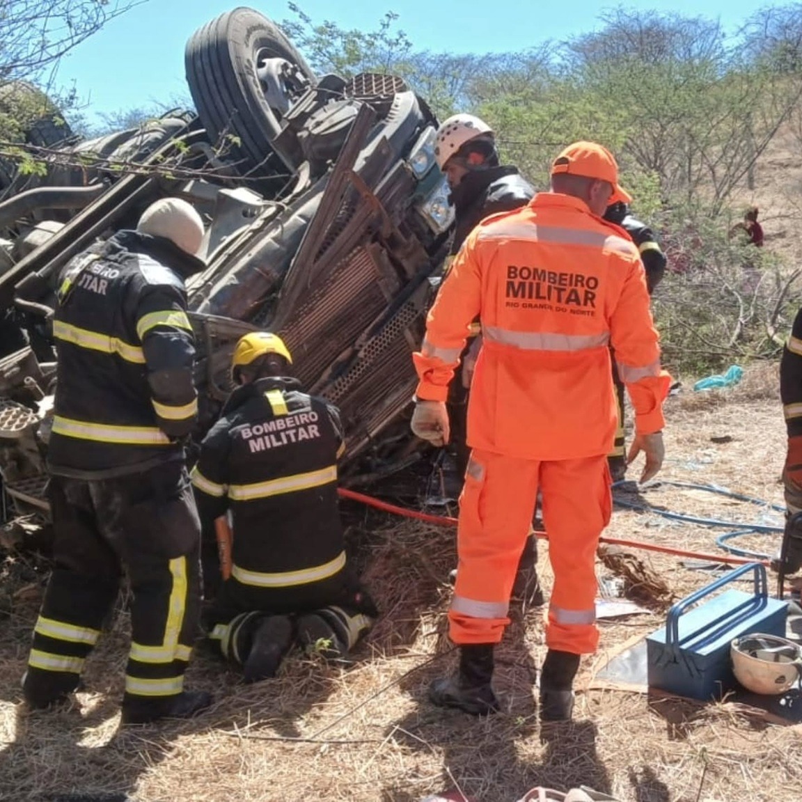 Motorista morre em acidente com caminhão carregado de cimento na BR-405, no interior do RN