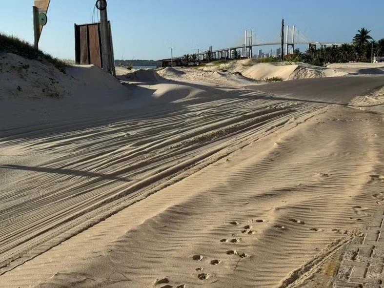 Pista vira duna e oferece risco a motoristas na Grande Natal