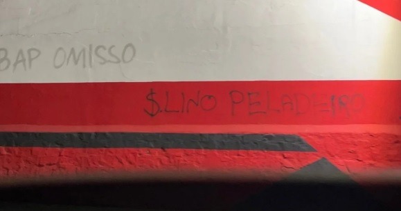 Muros da Gávea são pichados após derrota do Flamengo