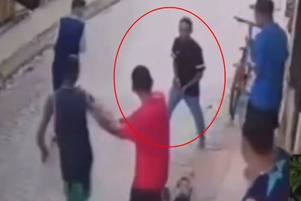 [VÍDEO] Veja momento em que adolescente mata “talarico” após crise de ciúmes