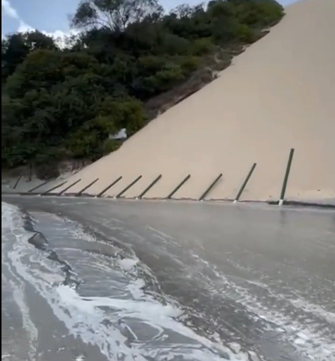 Mar avança sobre a engorda da praia de Ponta Negra e derruba cerca no Morro do Careca em Natal