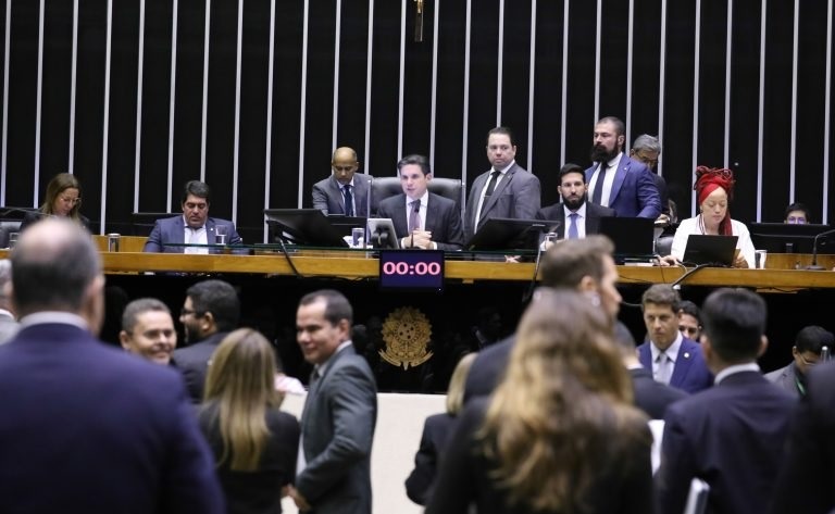 Câmara aprova PEC que garante aposentadoria especial e novas regras para agentes de saúde
