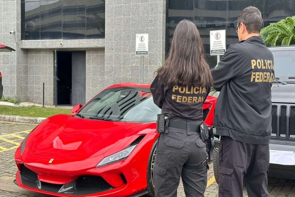 Ferrari, Porsche: carrões são apreendidos em operação contra sindicato ligado a irmão de Lula