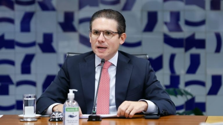 Haddad ameaça cortar R$ 10 bi em emendas e leva troco de Hugo Motta: “Quem faz isso é contra o...
