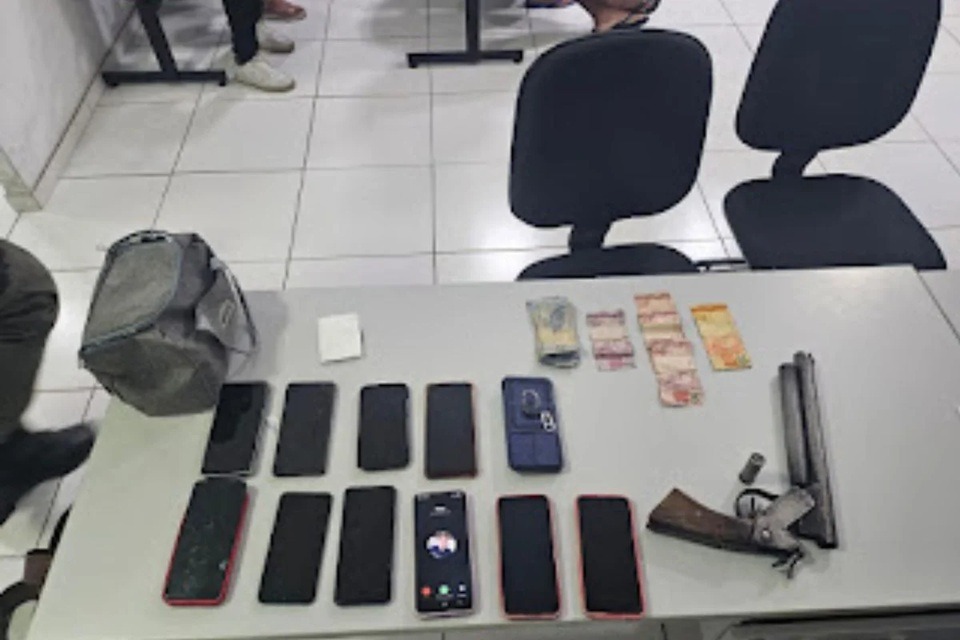 Mulher é presa após assalto a ônibus com arma calibre .12 na Grande Natal