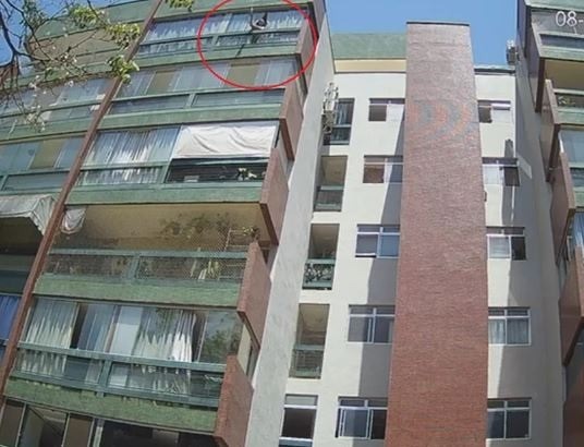 Vizinhos denunciam mulher trans por arruaça em condomínio: “Jogou um consolo no parquinho”