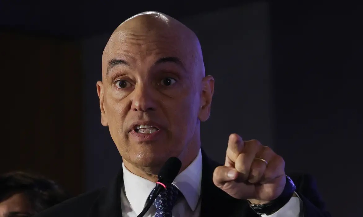 Moraes suspende destituição de advogados de ex-assessor de Bolsonaro