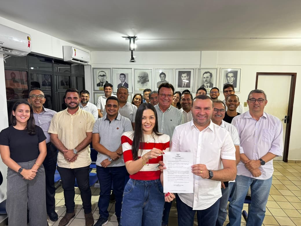 Emídio Júnior viaja em missão à China e passa comando da Prefeitura de Macaíba à vice Raquel Rodrigues