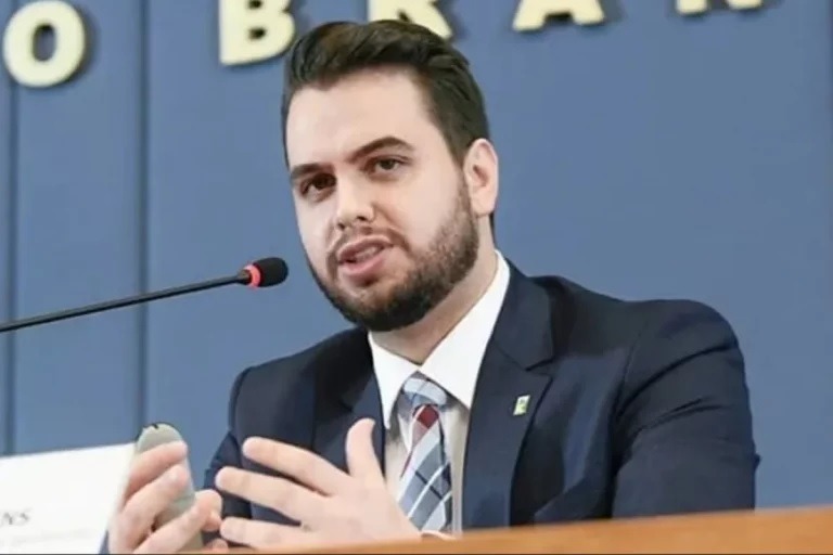 EUA desmentem STF: ex-assessor de Bolsonaro não entrou no país, e Moraes errou feio