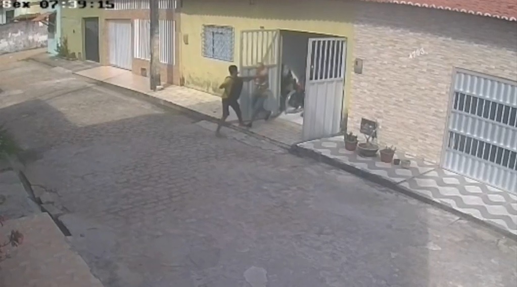 [VÍDEO] Idoso se arrisca, reage a uma tentativa de assalto e bota suspeito para correr em Natal