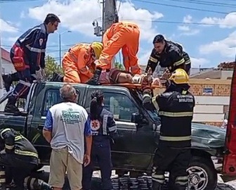 VÍDEO: Motociclista vai parar em cima de carro após colisão em Mossoró