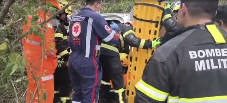 Motorista fica preso às ferragens após capotar carro na BR-101, na Grande Natal