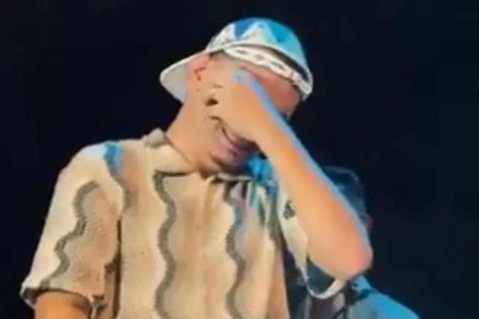 VÍDEO: João Gomes chora ao reencontrar professora durante show