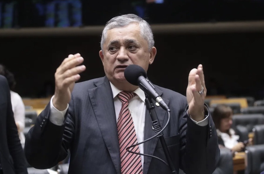 Líder do governo: Gleisi vai “meter a faca” em cargos do Centrão na Caixa