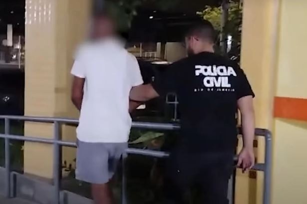 [VÍDEO] Homem persegue ex até delegacia, briga com policial e é preso