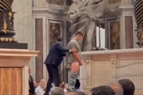 Homem urina no altar da Basílica de São Pedro, no Vaticano