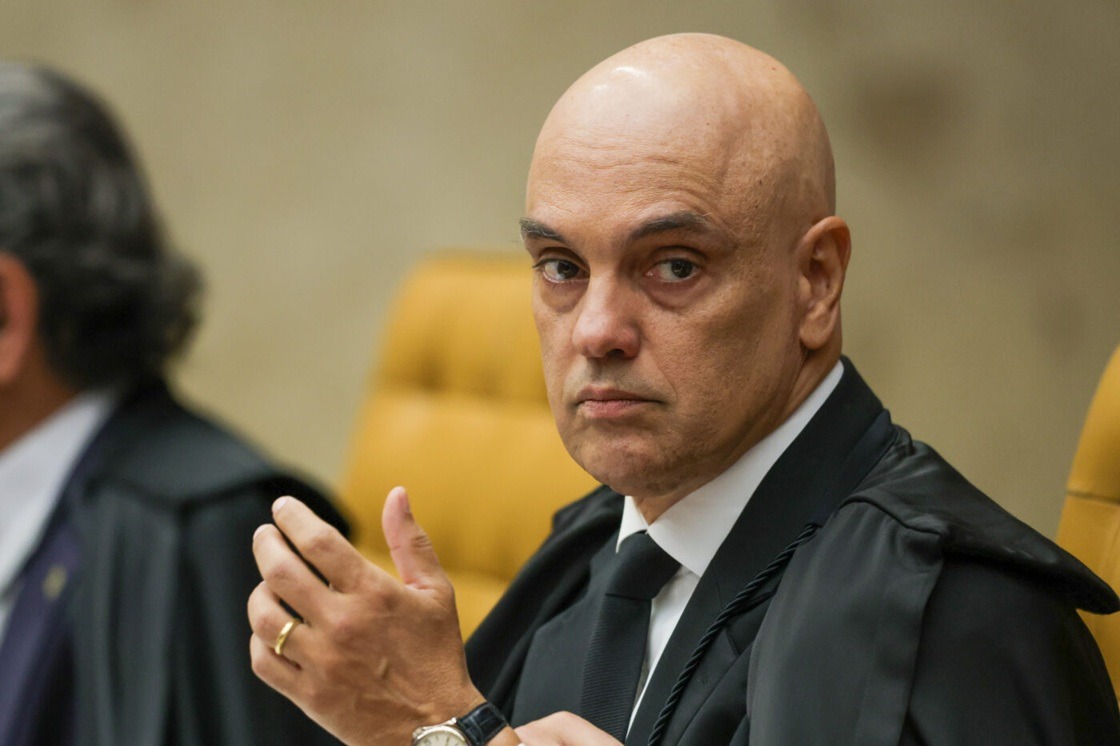 Moraes citou risco de fuga como principal motivo para manter prisão domiciliar de Bolsonaro