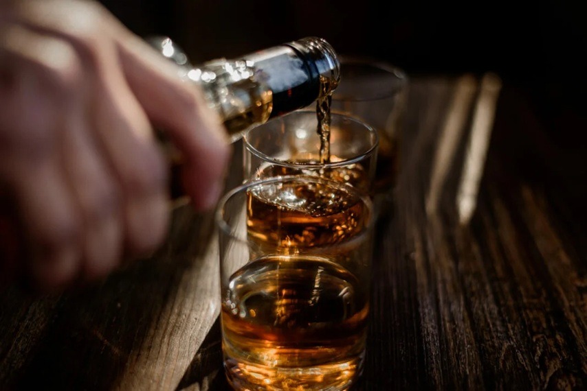 Crise do metanol: rede criminosa de adulteração de bebidas é alvo de operação