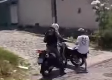 [VÍDEO] Comerciante que chutou motoboy em abordagem policial tem casa metralhada e vira alvo de protesto após vídeo viralizar