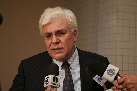 Ex-governador Fernando Freire volta a ser internado após nova queda