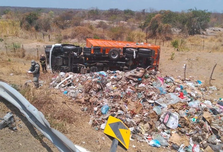 Caminhão de lixo capota e motorista morre preso às ferragens no interior do RN