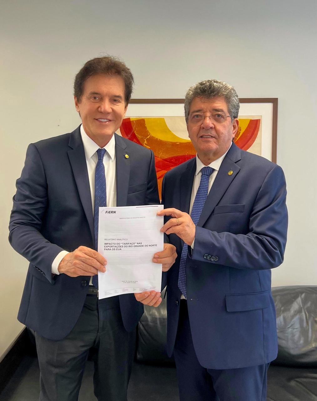 Deputado Robinson Faria entrega ao relator da Comissão Mista relatório sobre impacto do “tarifaço” nas exportações do RN