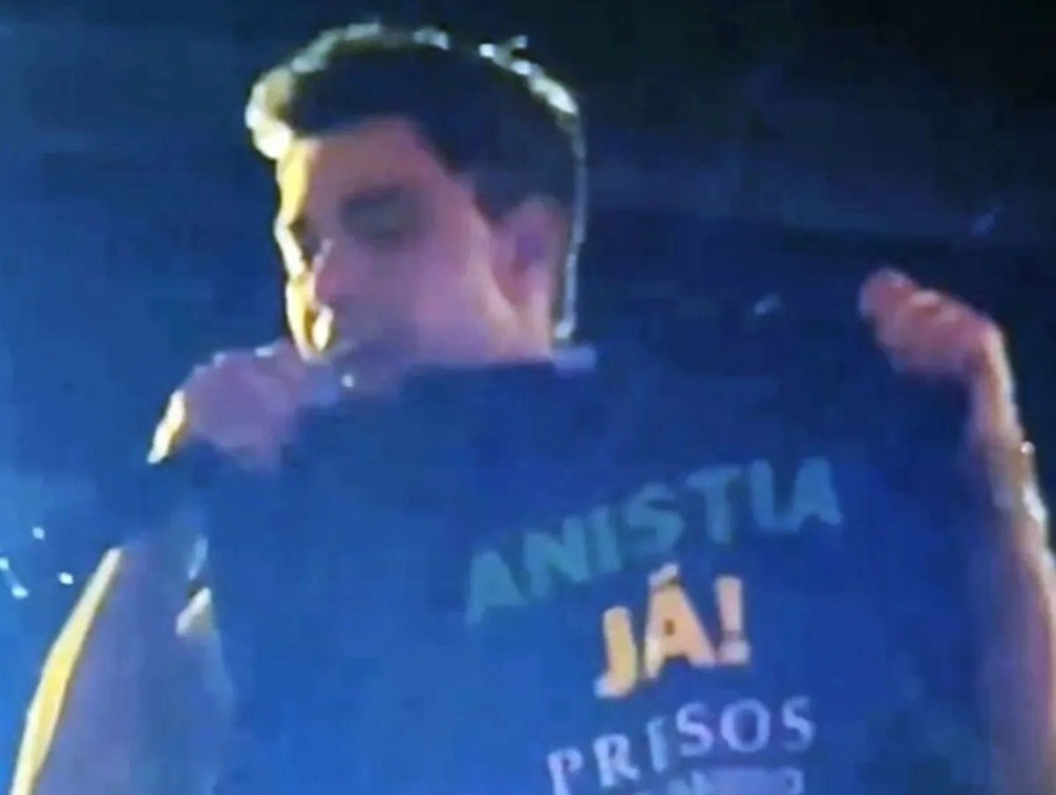 VÍDEO: Zezé Di Camargo levanta camiseta com "Anistia Já" durante show