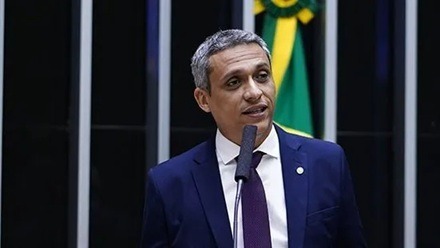 Câmara aprova suspensão de ação penal contra Gustavo Gayer