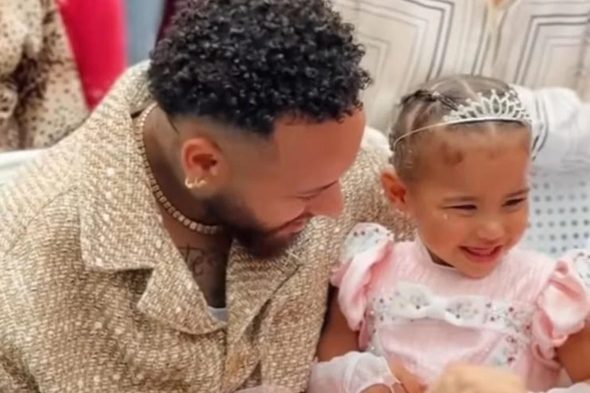 Veja momento em que Mavie, filha de Neymar, leva bolada na cabeça