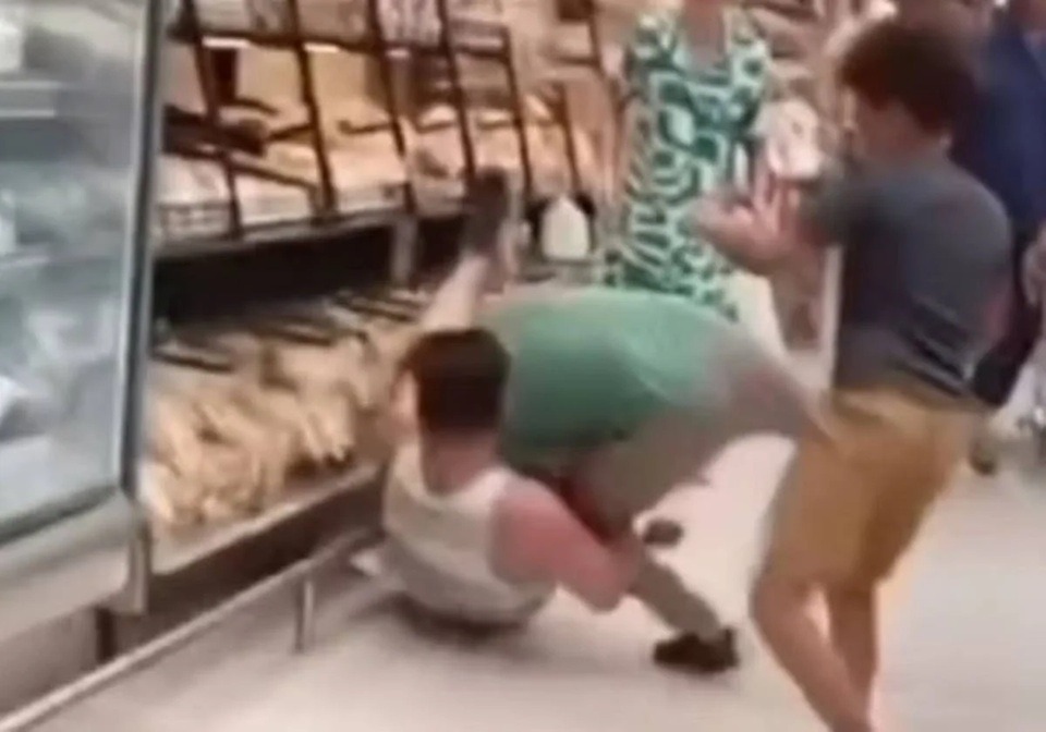 VÍDEO: Pegador de pão vira motivo para troca de socos em supermercado; ASSISTA
