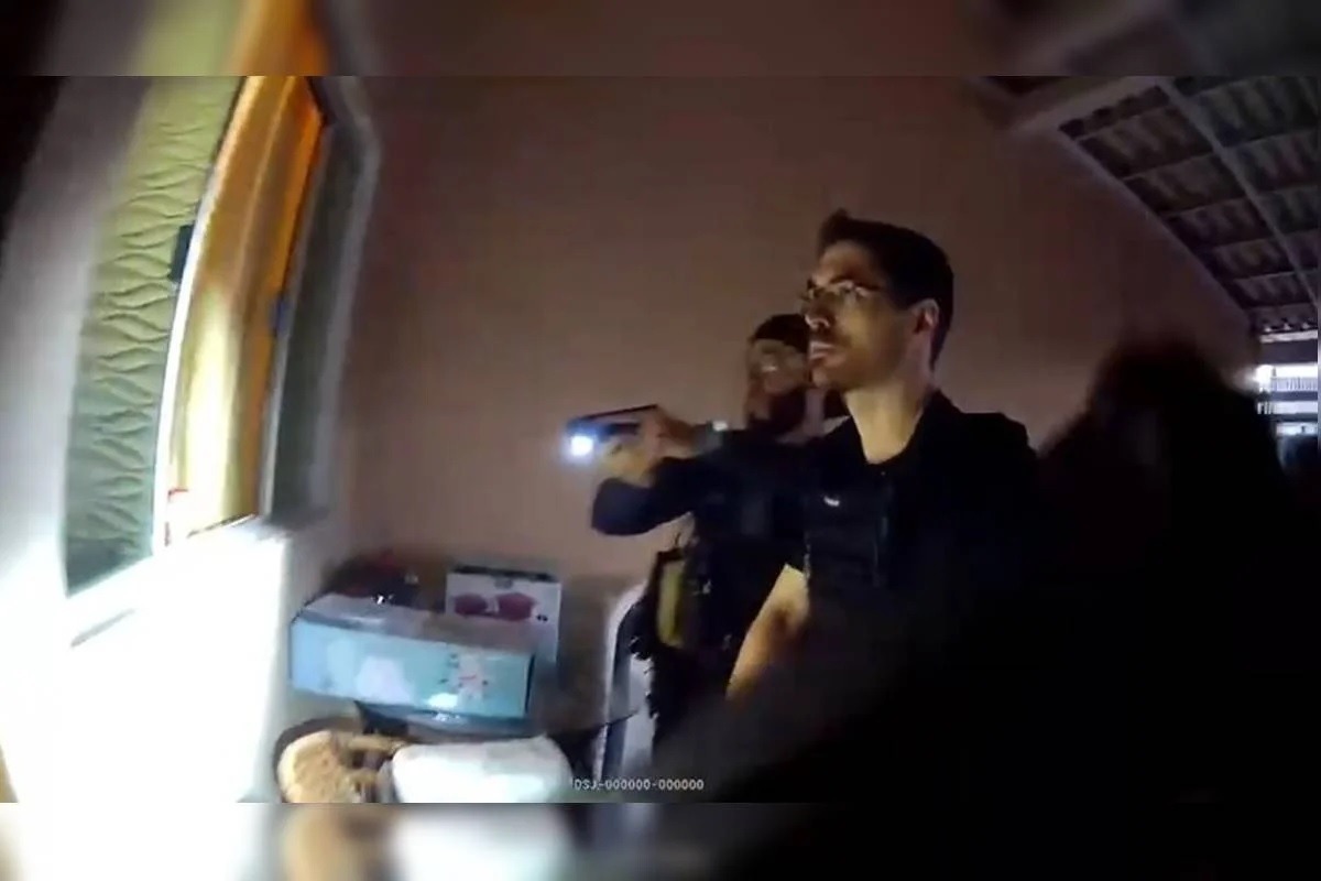 [VÍDEO] “Levanta a mão”: veja momento em que a polícia prende casal do crime