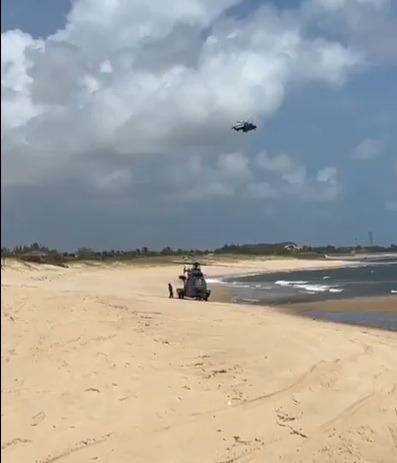 VÍDEO: Helicóptero da FAB sofre pane e faz pouso na praia de Barra do Rio