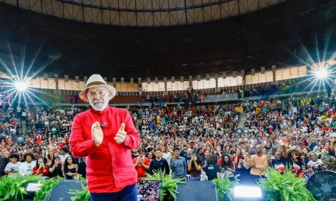 Que nunca mais 'outro país ouse falar grosso com o Brasil', diz Lula