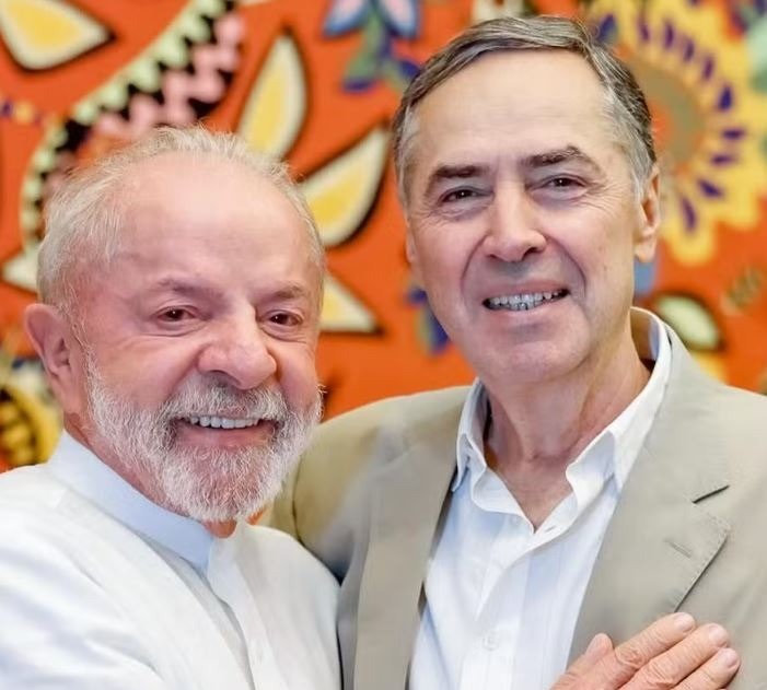 Lula recebe Barroso em jantar no Alvorada e discute sucessão no STF