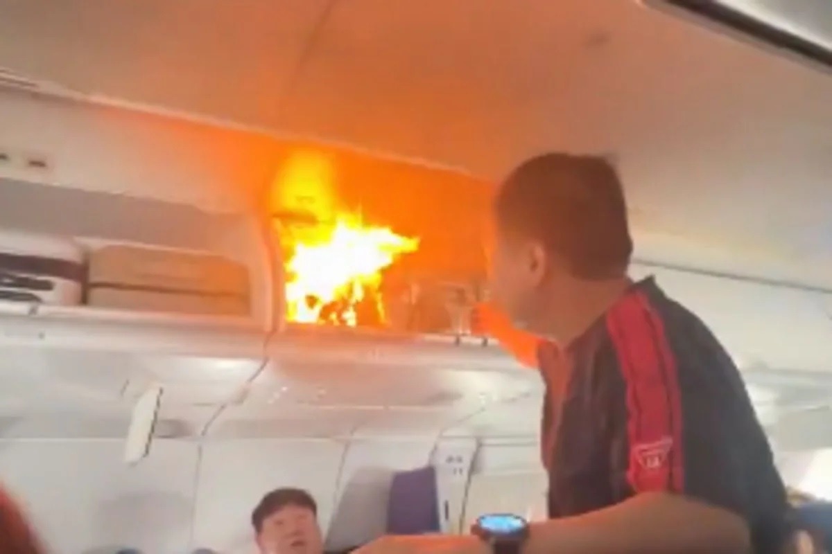 [VÍDEO] Pânico a bordo: avião faz pouso de emergência após fogo em bagagem de mão