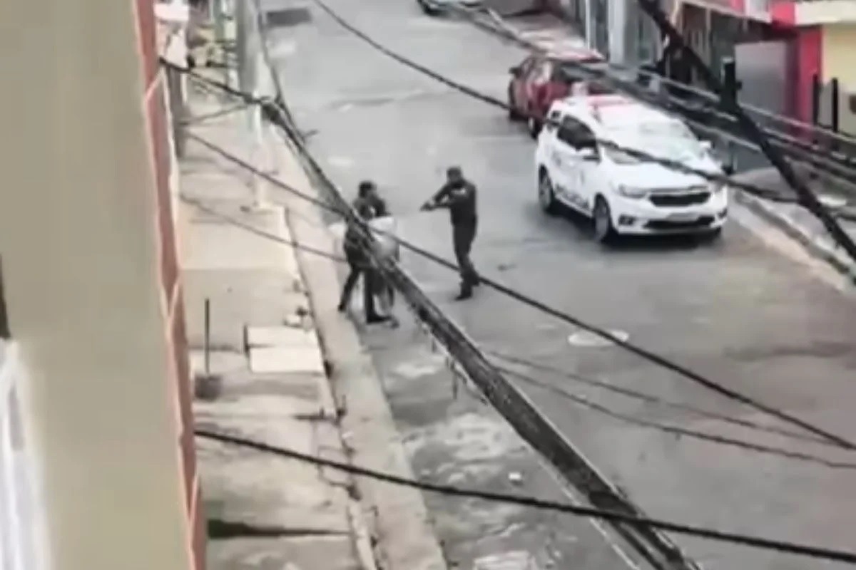 Homem morre baleado após tentar pegar arma de policial