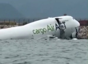 [VÍDEO] Avião derrapa na pista e mata dois funcionários de aeroporto