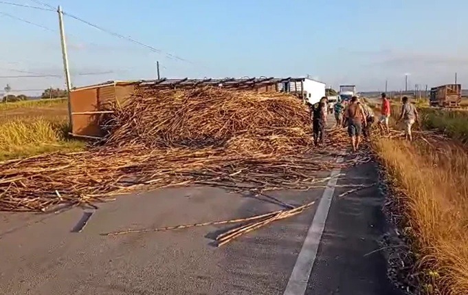 VÍDEO: Carreta tomba na BR-101 em São José de Mipibu e bloqueia parte da via