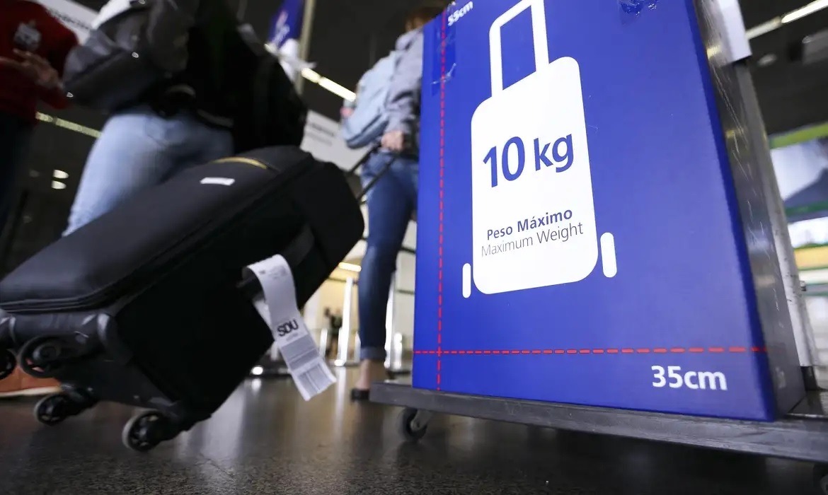 Câmara vota nesta terça-feira urgência de PL sobre cobrança por bagagem de mão
