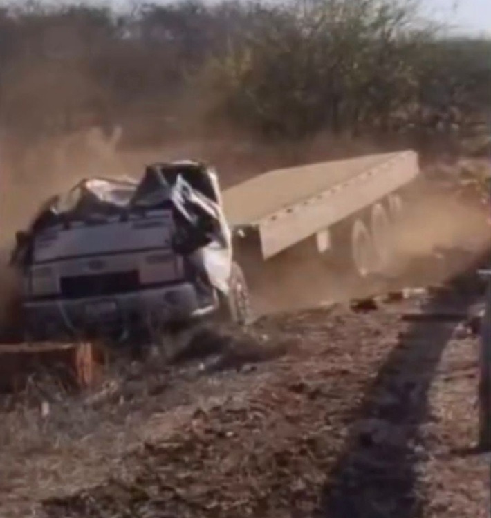 VÍDEO: Caminhão carregado de tijolos tomba na BR-427, em Caicó