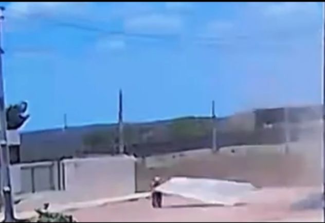 [VÍDEO] Ventania arranca placa de metal e mata motociclista em Assú RN