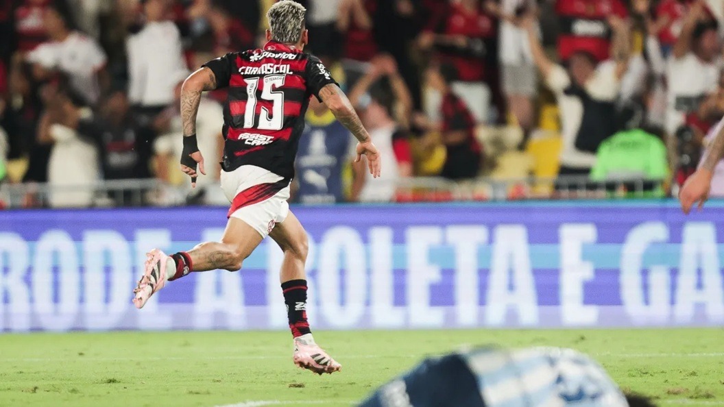 Carrascal decide, e Flamengo vence Racing na semifinal da Libertadores; veja lances da partida
