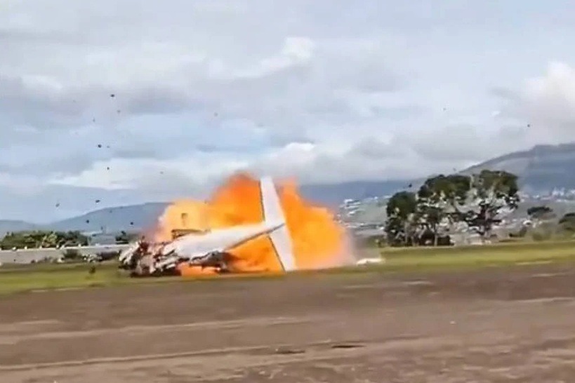 VÍDEO: Avião cai e explode durante decolagem na Venezuela; duas pessoas morreram