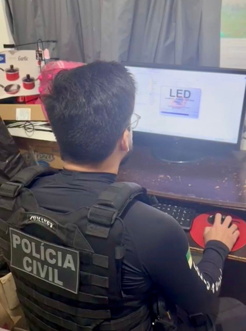 Polícia Civil prende homem em flagrante por armazenamento e produção de nudez infantil na Grande Natal