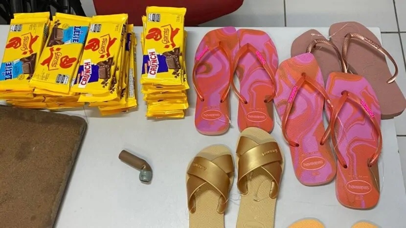 Mulher é presa com 43 barras de chocolate e sandálias furtadas em shopping de Natal
