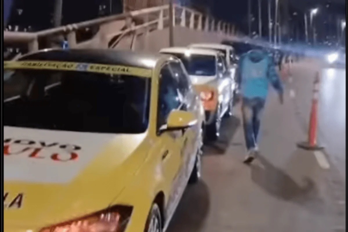 Autoescolas estacionam 200 carros em protesto contra mudanças na CNH